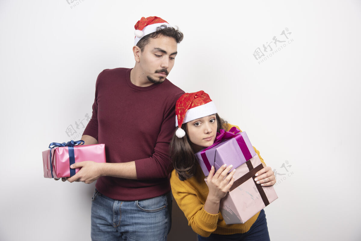 人男人和女人摆圣诞礼物模特女人男人