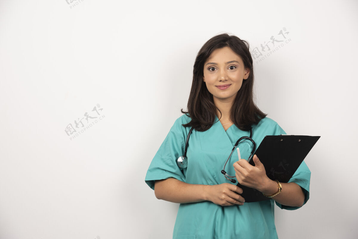 肖像带着听诊器的微笑医生拿着白色背景上的剪贴板工人女性女性
