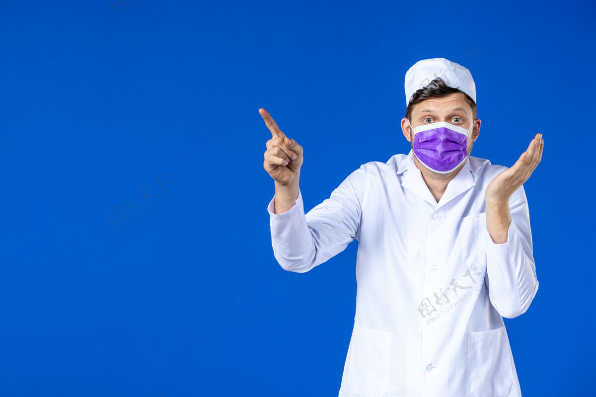 医院身穿医疗服 蓝色面罩的男医生正面图颜色套装病毒
