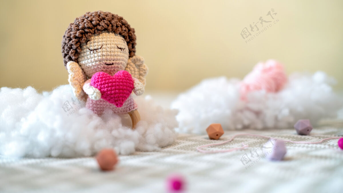 毛皮可爱的针织毛绒玩具在沙发上与毛绒围绕它宝贝友谊动物
