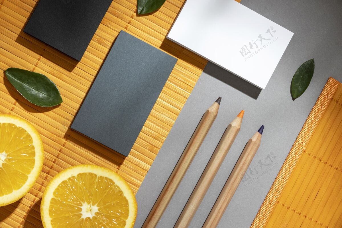 办公桌平铺的纸文具与柑橘和铅笔柑橘实物模型水果
