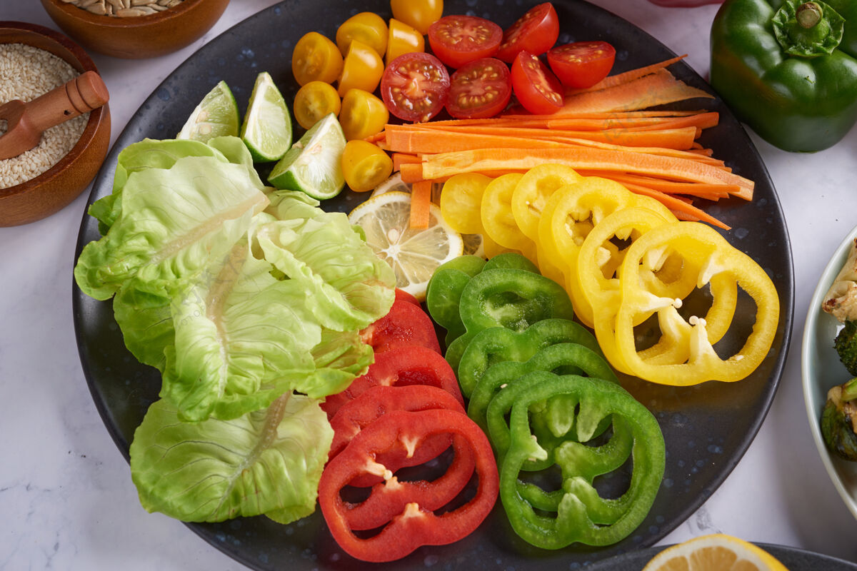 豆类素食佛碗配新鲜蔬菜沙拉和鹰嘴豆自制素食素食主义者
