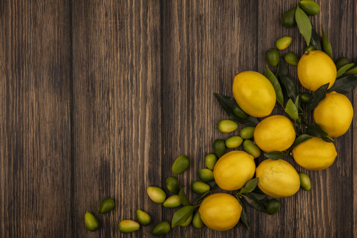 食物顶视图的水果 如柠檬和金盏花孤立在一个木制表面与复制空间健康配料膳食