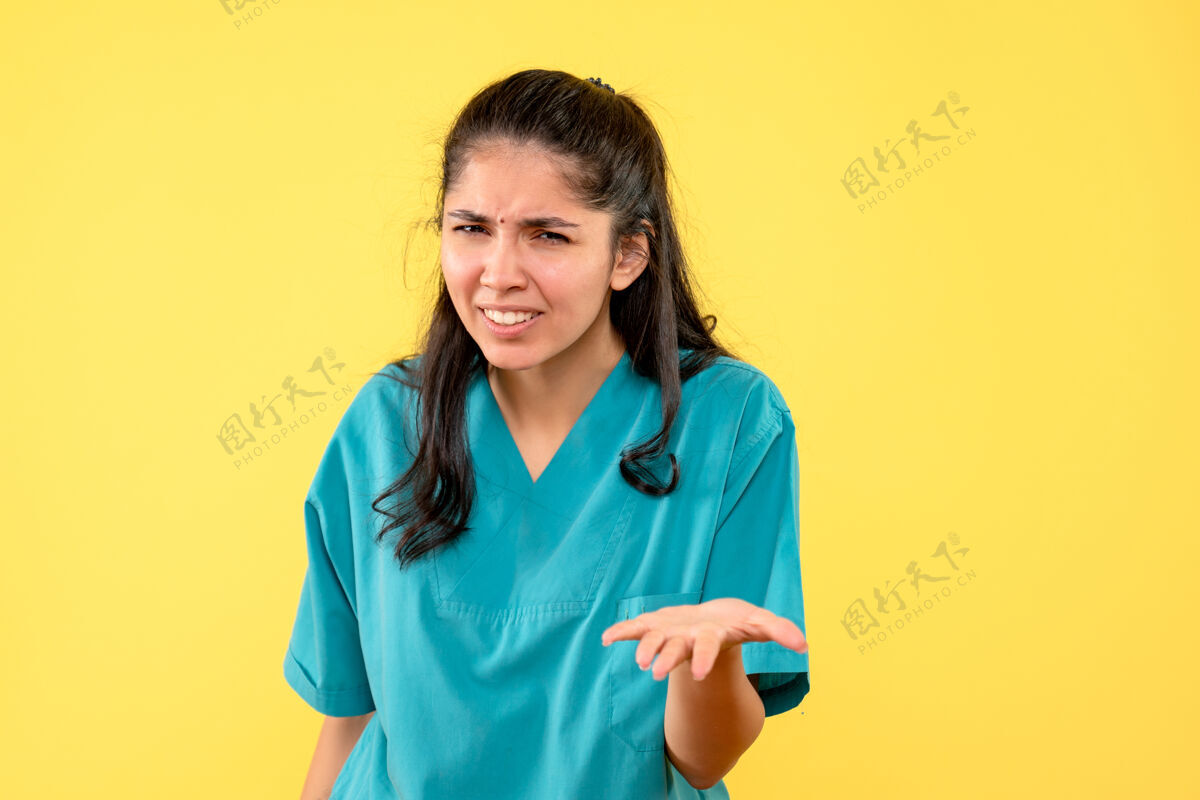 听诊器正面图：穿着制服的女医生站在黄色背景上健康背景护士