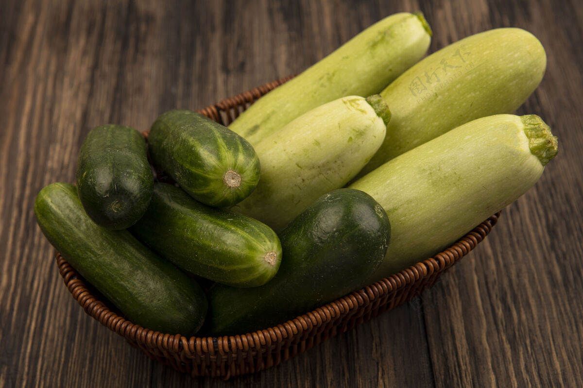 有机顶视图新鲜的绿色蔬菜 如西葫芦和黄瓜在木桶表面蔬菜农业营养