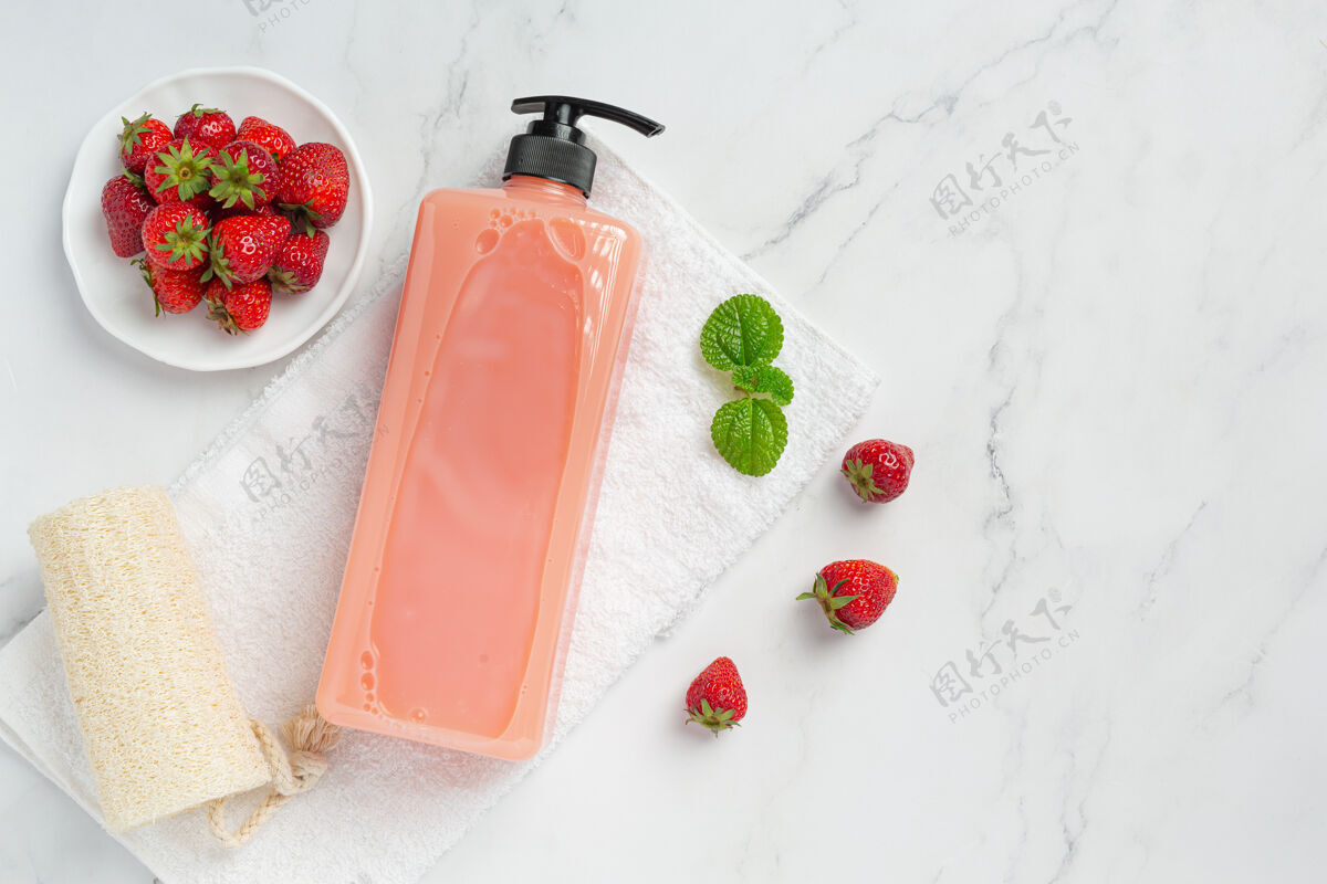 草莓白色表面草莓香波化妆瓶精华容器包装