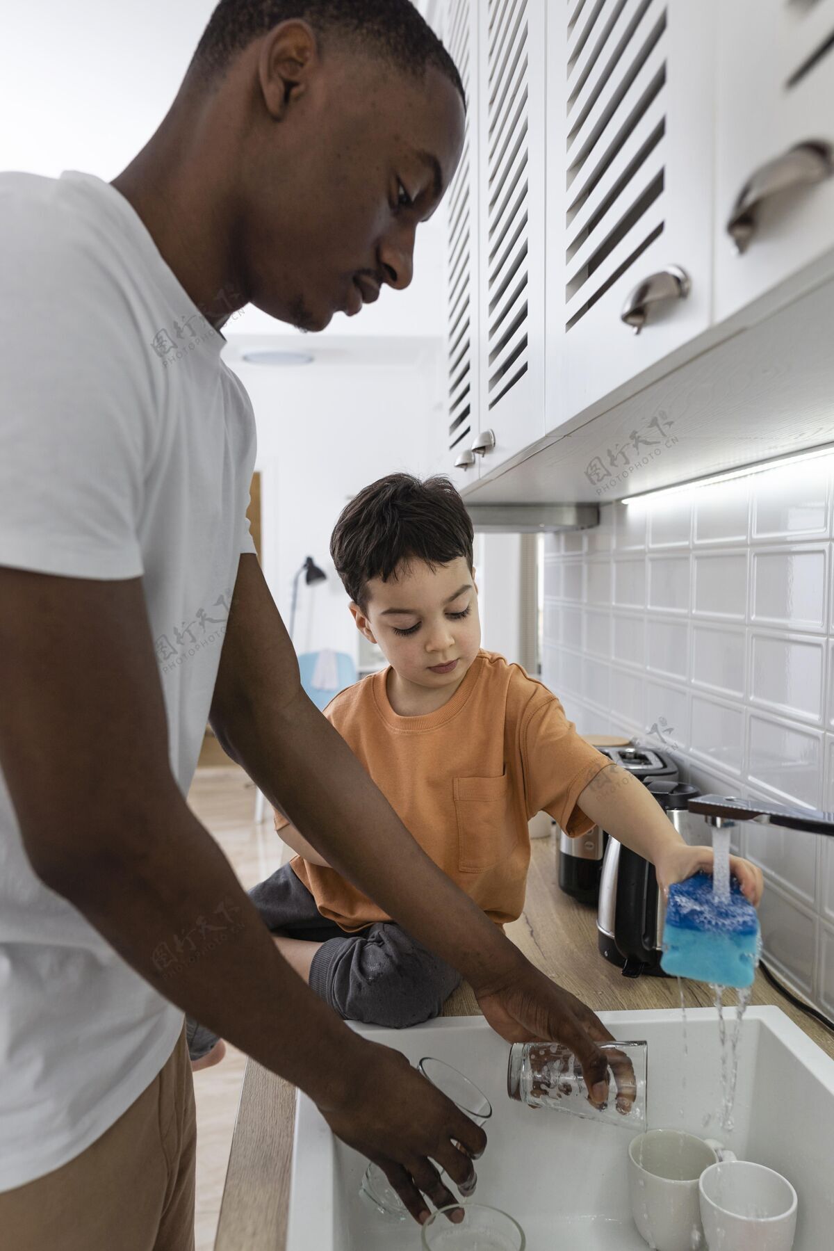 优质的时间和儿子一起洗碗的年轻人爸爸爱熟悉