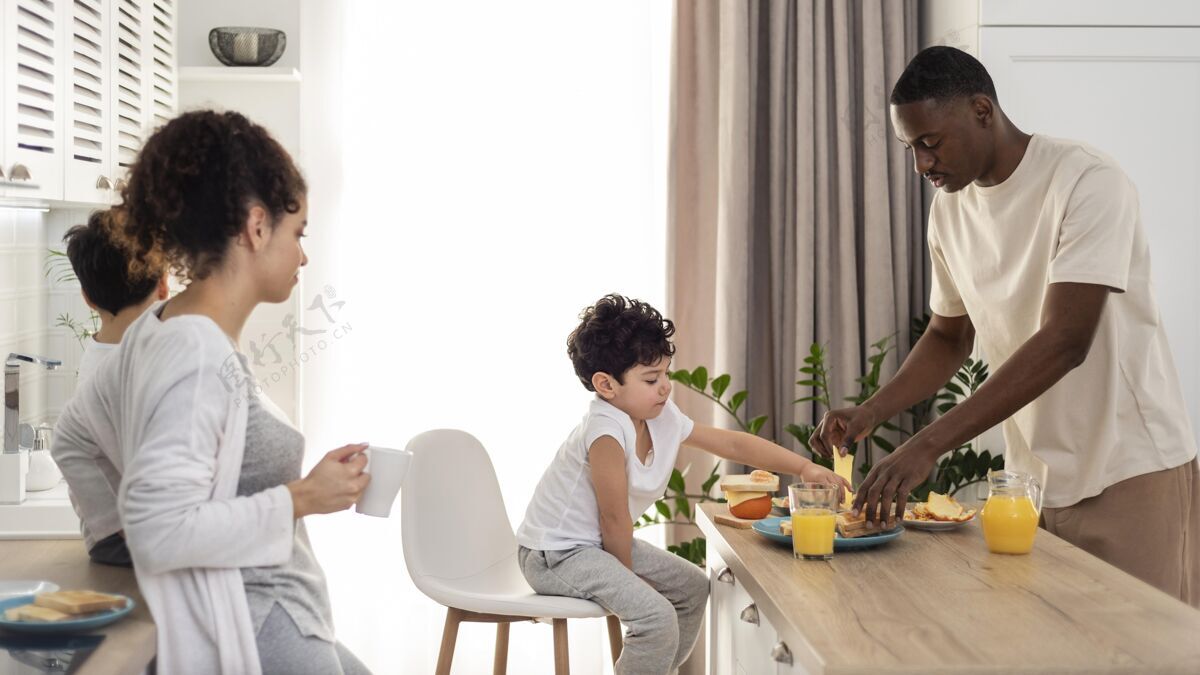 爱快乐的黑人家庭摆桌子吃饭在一起餐桌人