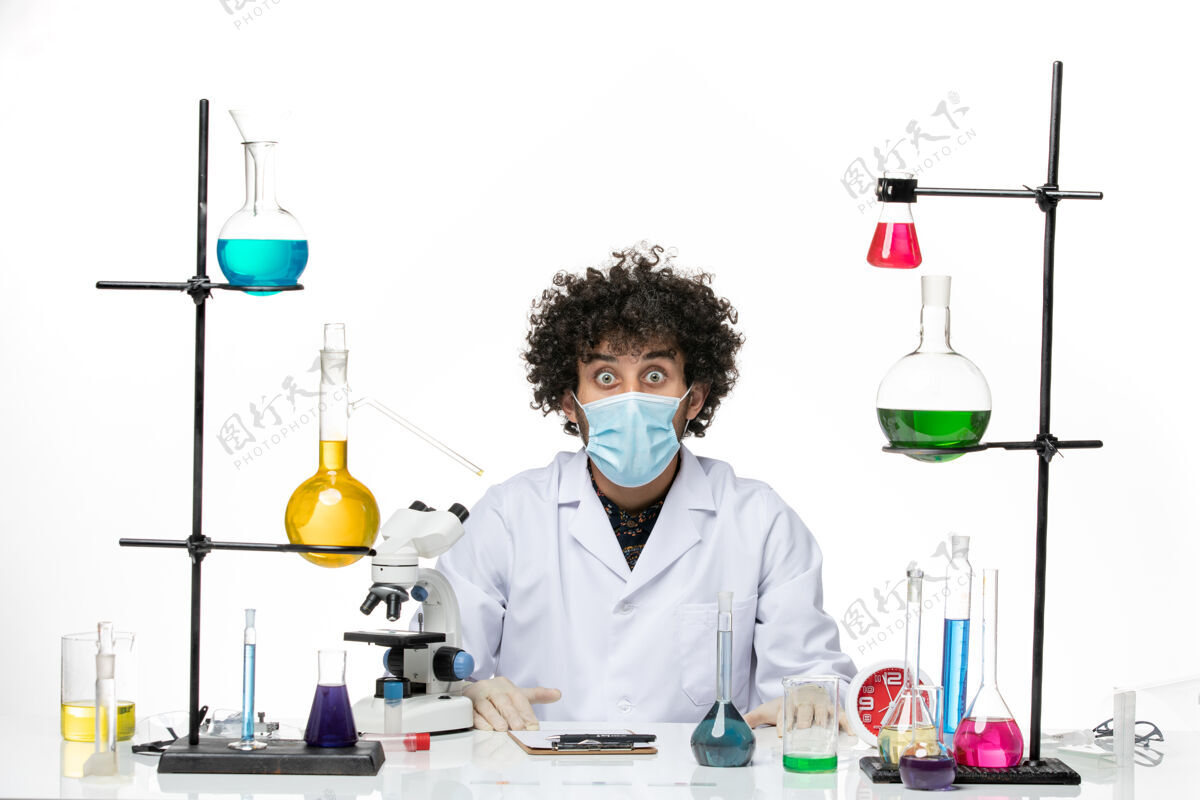 西装正面图男性化学家穿着白色的医疗服 戴着面具 表情震惊地看着白色的空间医学表情实验室