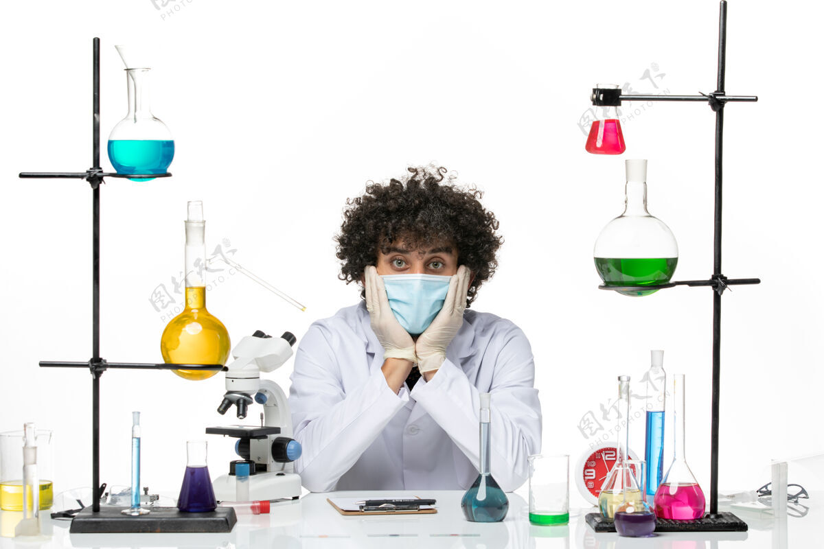 套装正面图：男化学家 穿着医疗服 戴着面罩 坐在白色的空间里科学男性医学