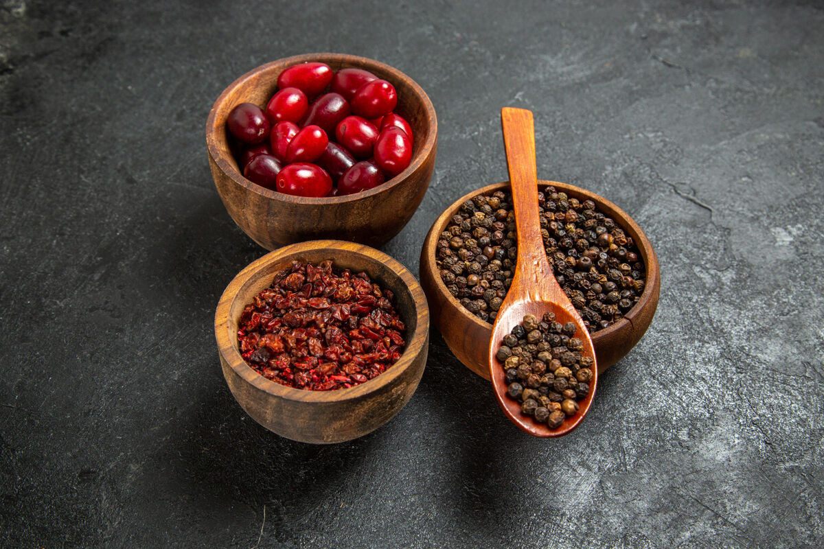 可食用水果前视图新鲜的红色山茱萸与调味品的灰色空间浆果蔓越莓胡椒