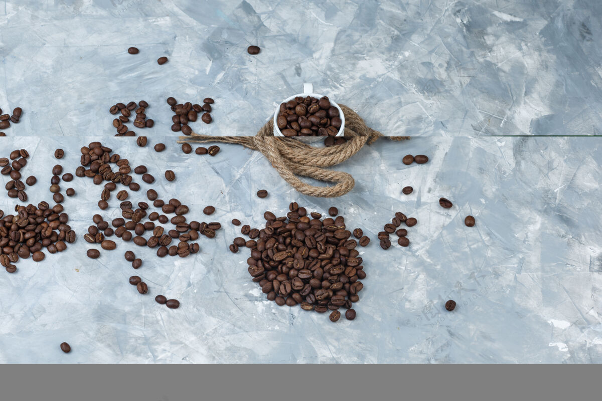 袋子一组绳子和咖啡豆放在蓝色大理石背景上的杯子里高角度视图大理石拿铁烤