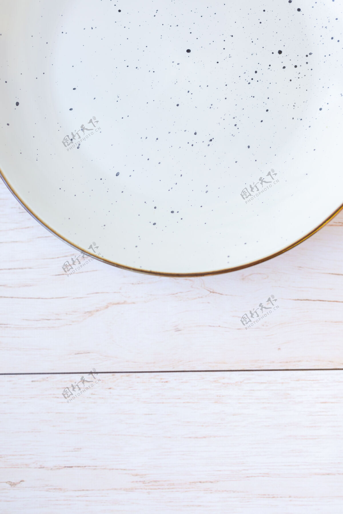 午餐木表面白色陶瓷板 顶视图材料晚餐清洁