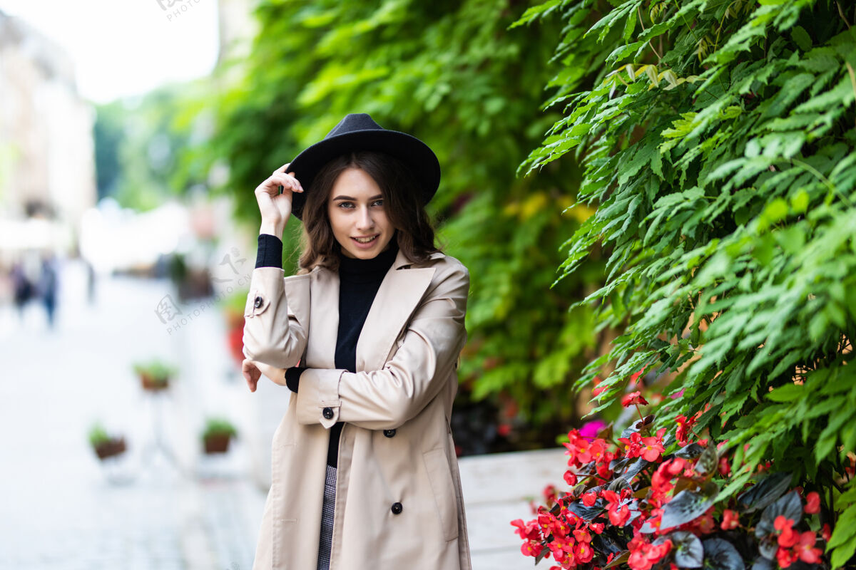 太阳镜美丽的年轻女子戴着帽子和外套在城里散步皮肤年轻时尚