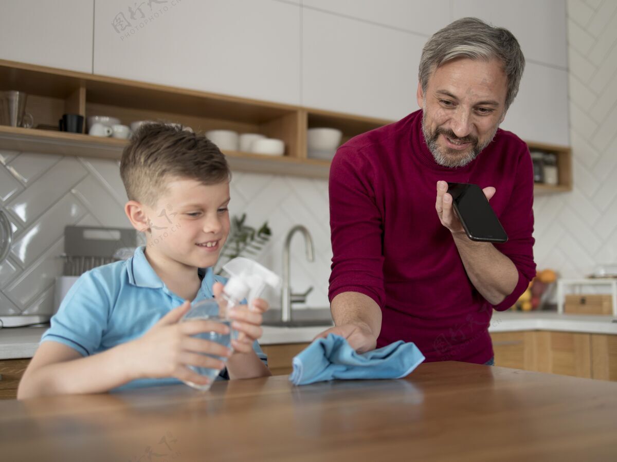 水平孩子和爸爸在擦桌子家庭中景父亲