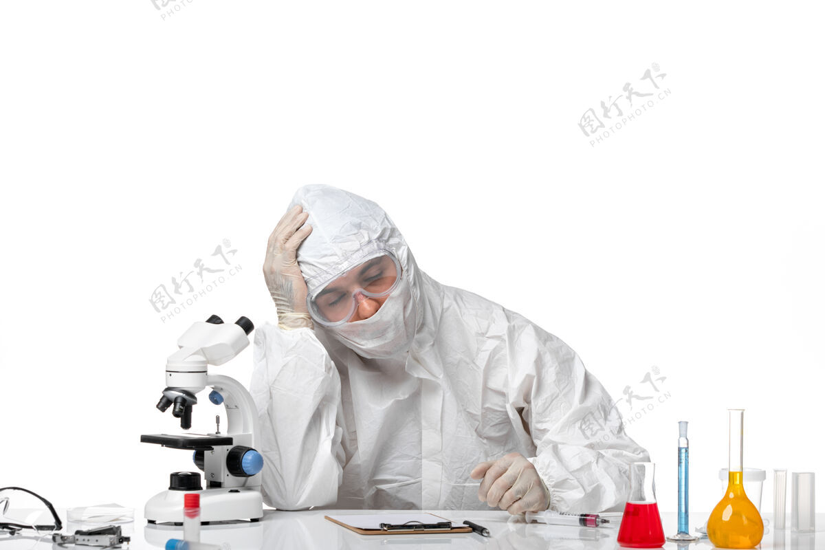 西装正面图男医生穿着防护服 带着口罩刚刚坐在白色地板上冠状病毒大流行病毒健康男医生大流行地板