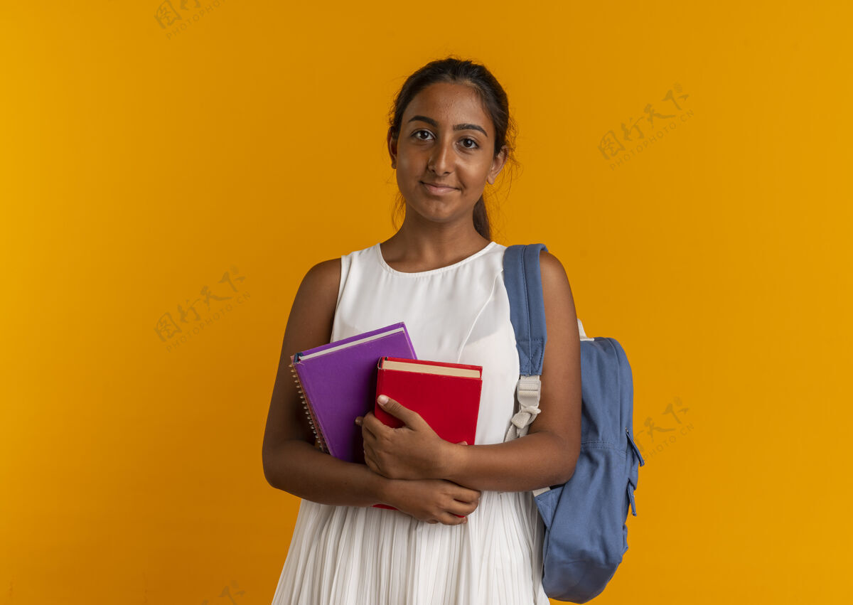 青少年高兴的小女生背着书包拿着书女学生工人男
