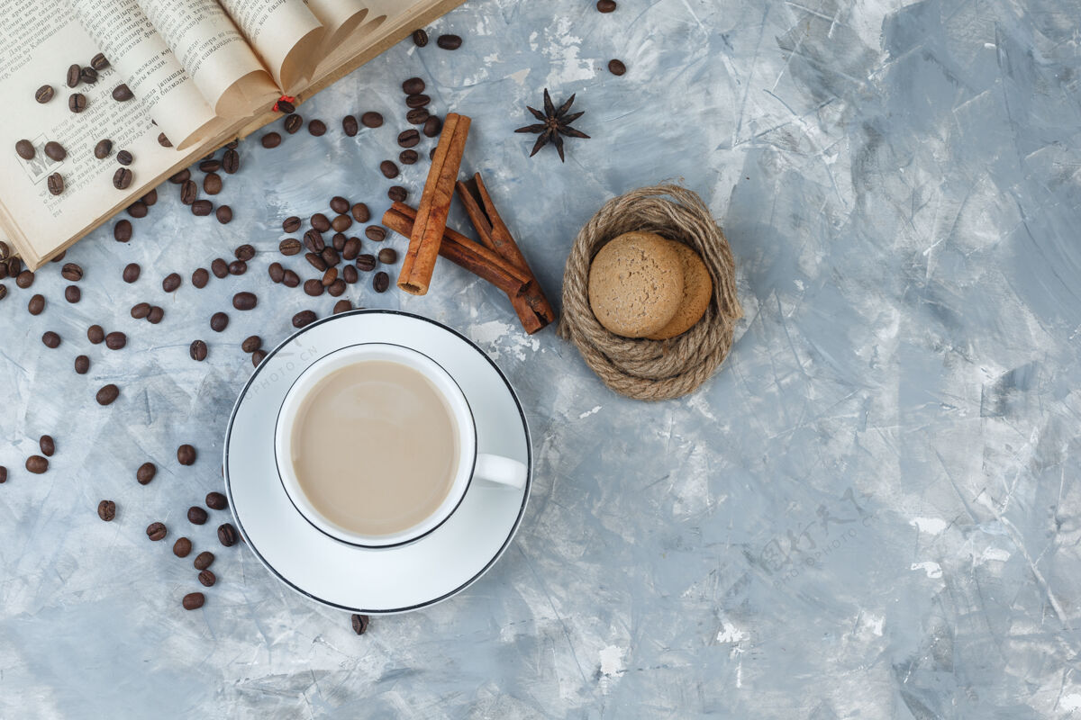 早餐顶视图咖啡杯饼干 咖啡豆 书 香料灰色石膏背景水平咖啡热新鲜