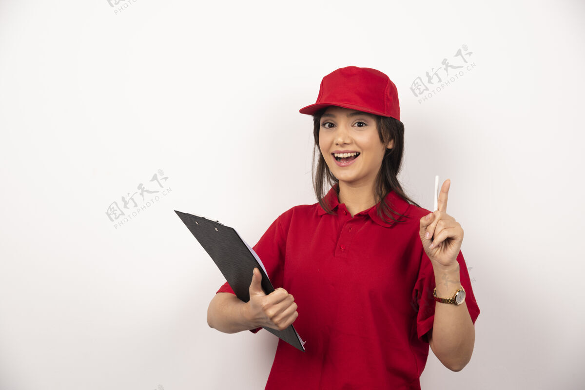 女人穿着红色制服的年轻女送货员 白色背景上有剪贴板递送年轻人纸板