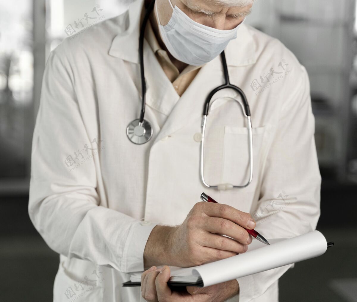 诊所戴着医用面罩的医生在检查他的笔记健康面膜实验室