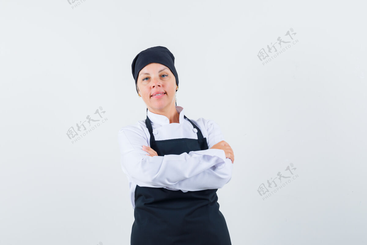 成人女厨师身着制服 围裙交叉双臂站着 看上去自信满满 正面照黑发亚洲人制服