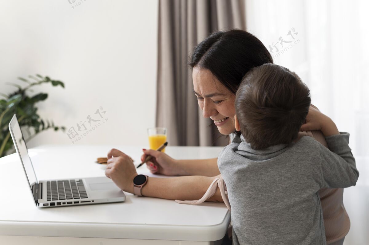 女人中枪小孩抱妈妈技术远程工作笔记本电脑
