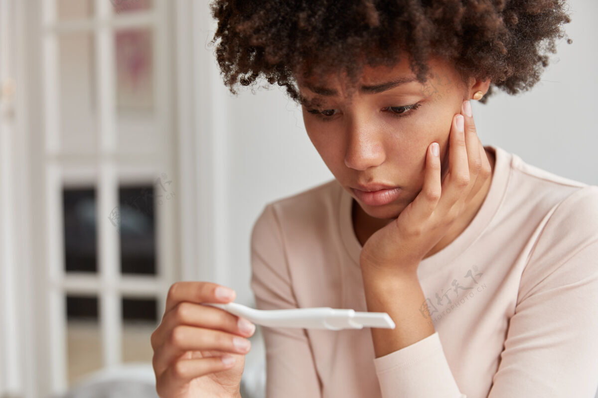 不喜欢不高兴沮丧的非洲裔美国妇女看着压力怀孕测试睡衣非洲青少年