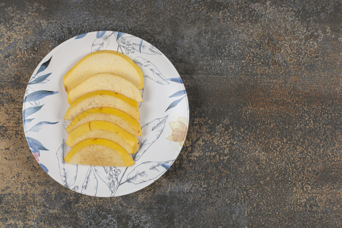生五颜六色盘上成熟的木瓜片营养天然美味