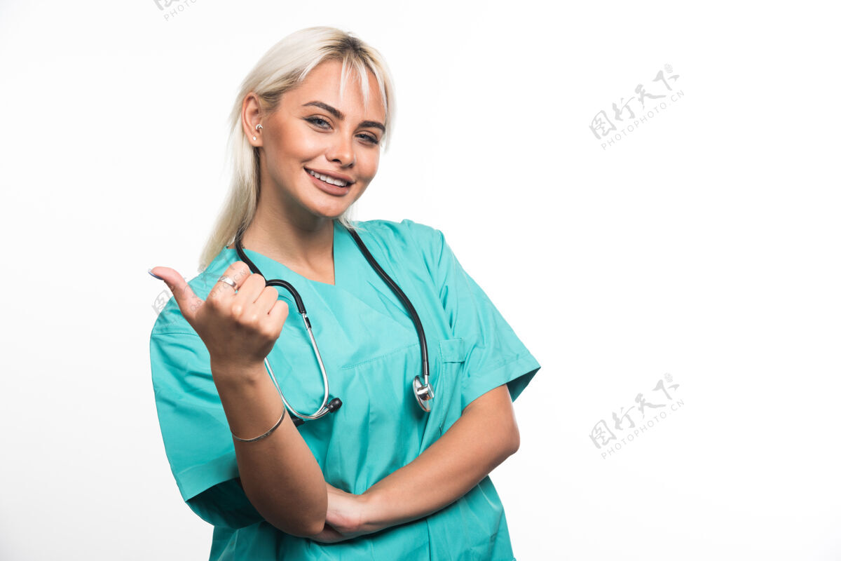 制服女医生用听诊器指着白色表面医疗女士工作