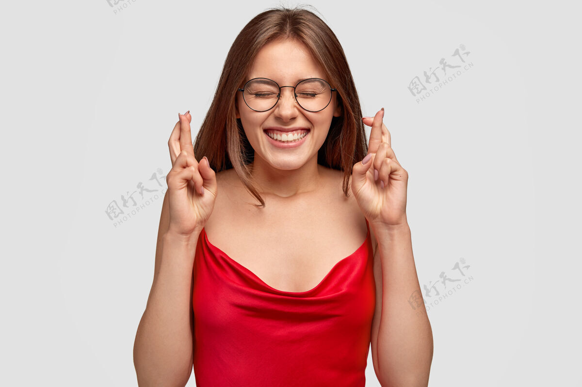时尚穿着红色睡衣 戴着眼镜的美丽情感女人姿势学生青少年