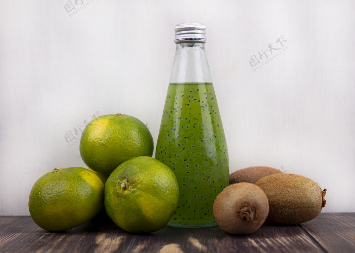 瓶子前视图果汁瓶与绿橘子和猕猴桃橘子风景果汁