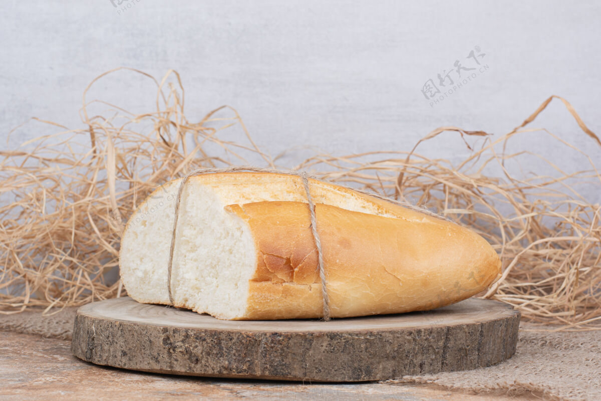 面包房半切的面包用绳子绑在木片上好吃的面包皮新鲜的