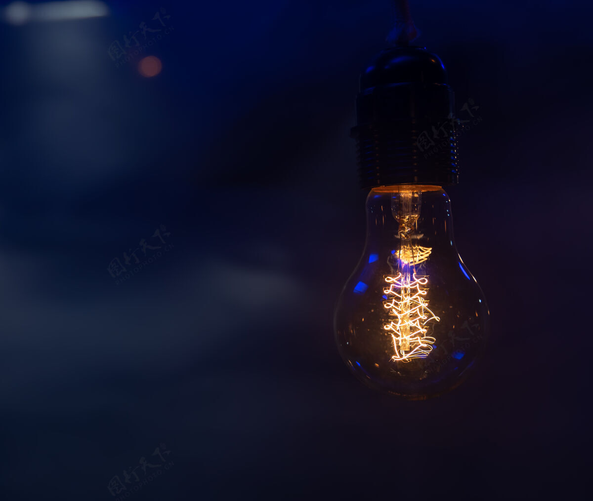 灯笼一个发光的灯泡挂在黑暗的复制空间特写镜头黑暗无人灯