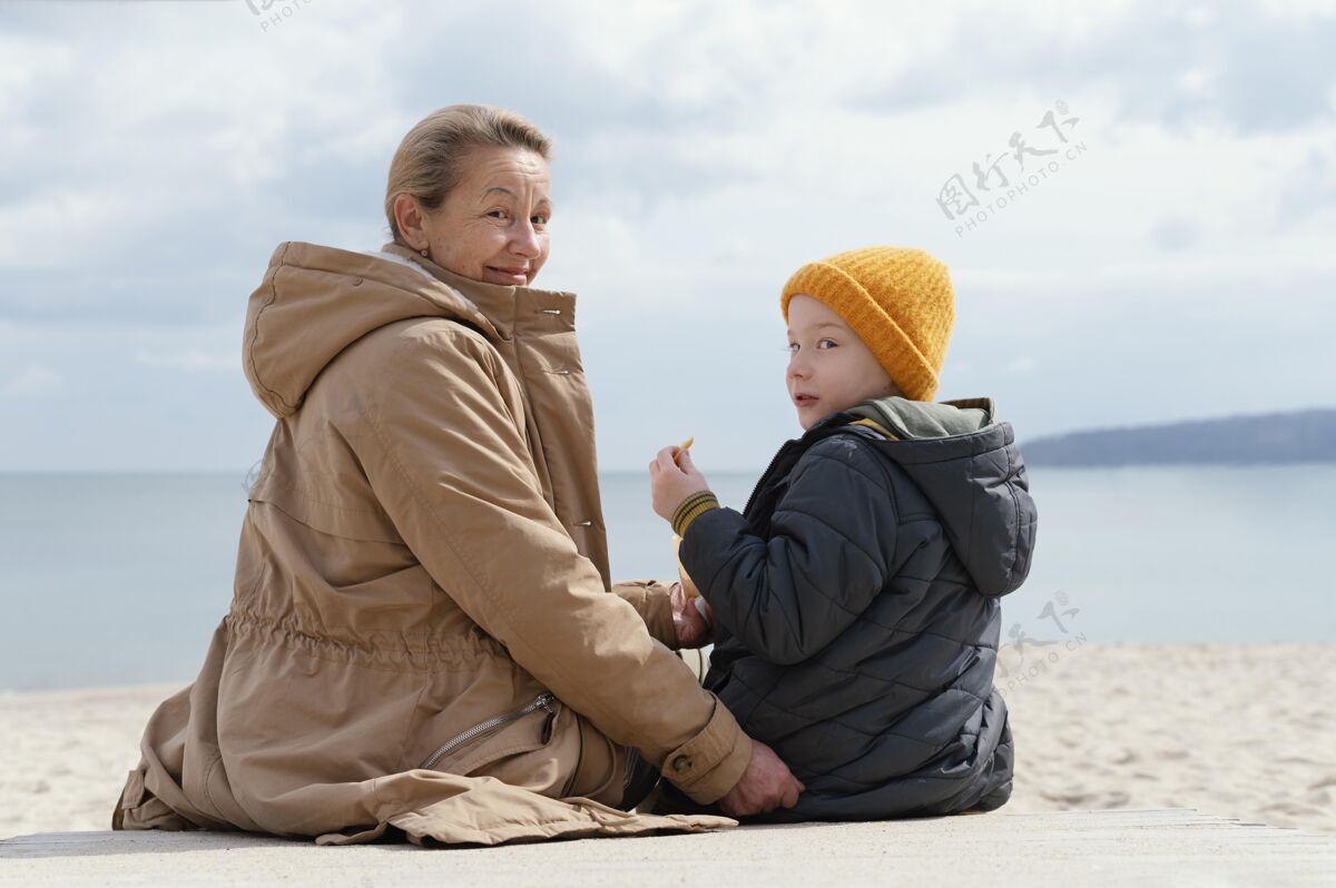 自然沙滩上的中枪奶奶和孩子祖父母家庭祖母