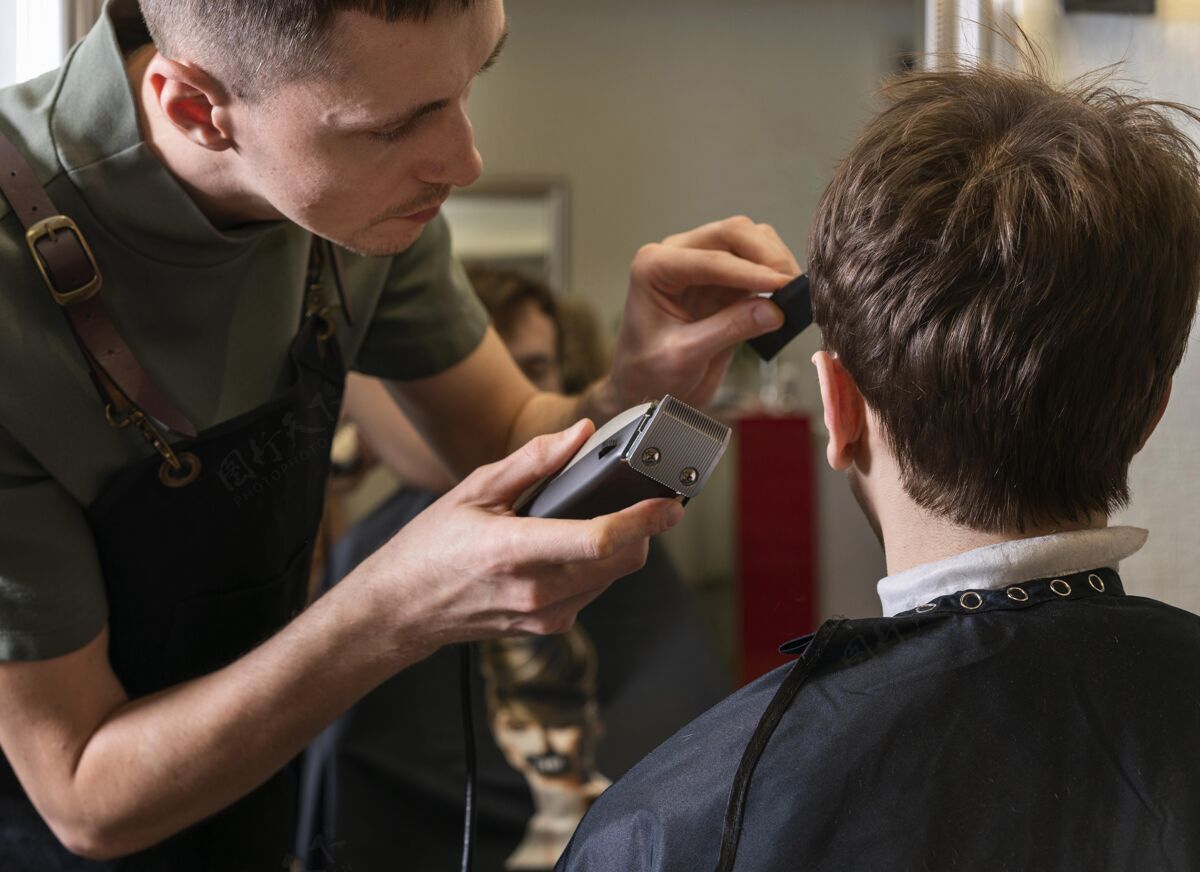工作剪客户头发的人沙龙风格发型师