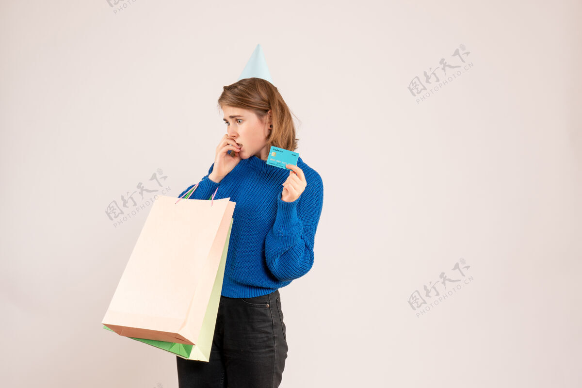 礼物年轻女子手持购物包和银行卡上的白色看法情绪银行