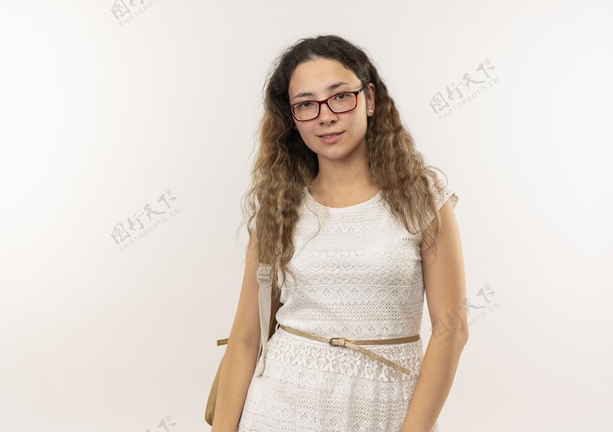 站立自信的年轻漂亮的女学生戴着眼镜 背着书包 站在白色的空间里 看起来很孤立女生包年轻