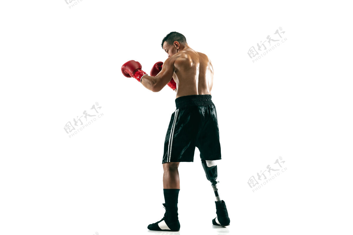 防守带假肢的肌肉运动员的全长肖像男子机器精神