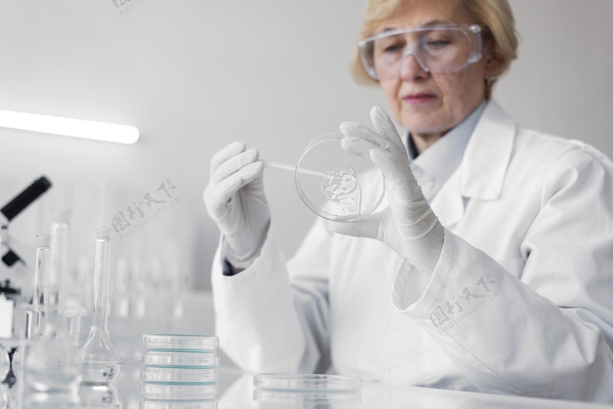研究在实验室做实验的女人测试实验服实验
