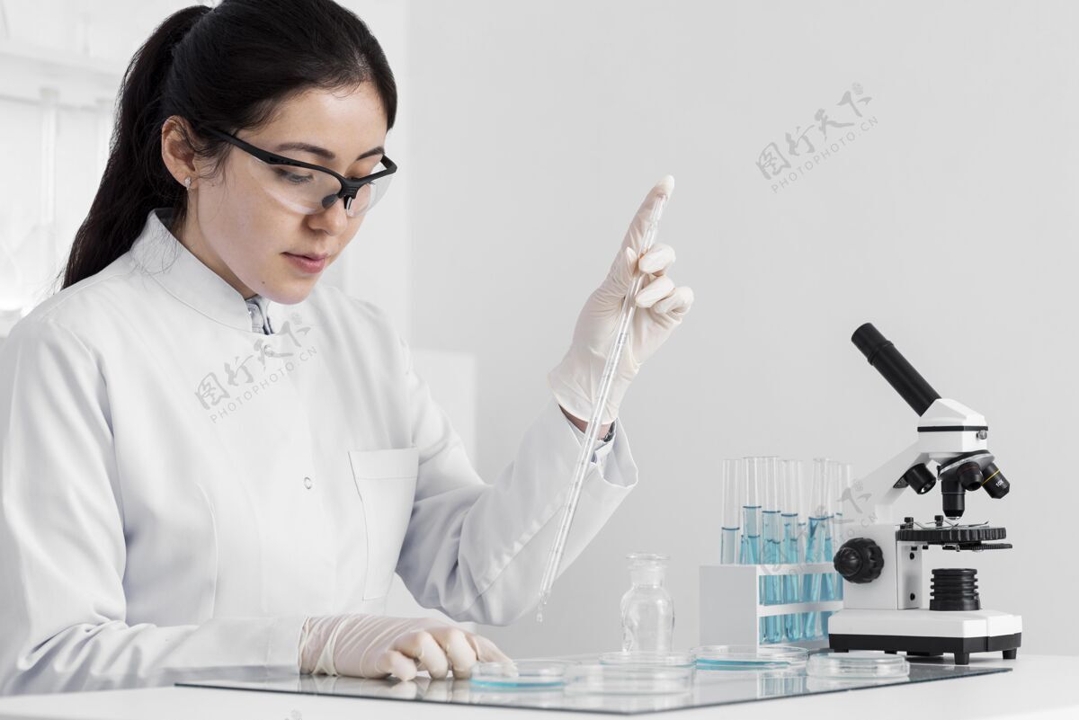 科学在实验室做实验的女人显微镜测试实验室