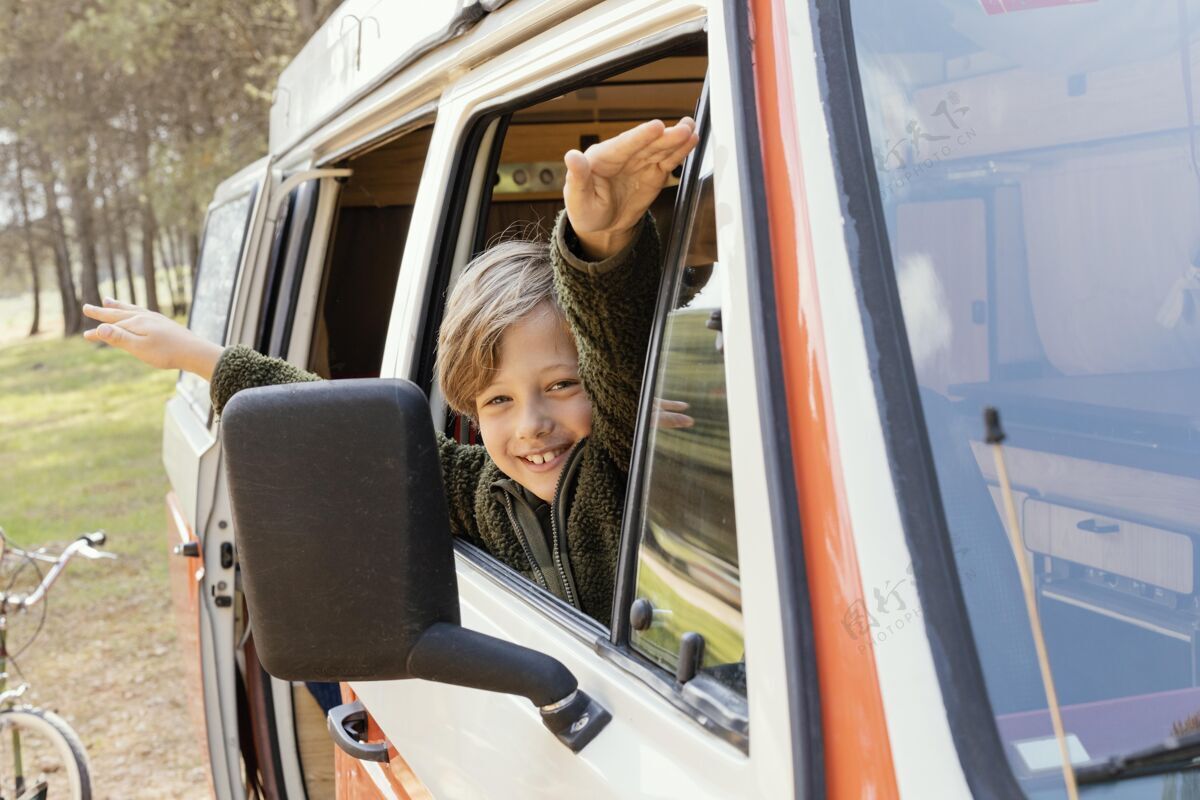 探索侧视图快乐的孩子在看窗户汽车家庭旅行