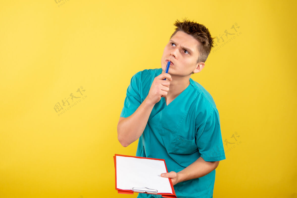 人物正面图：年轻的男医生 穿着黄色背景的医疗服健康医院秘书