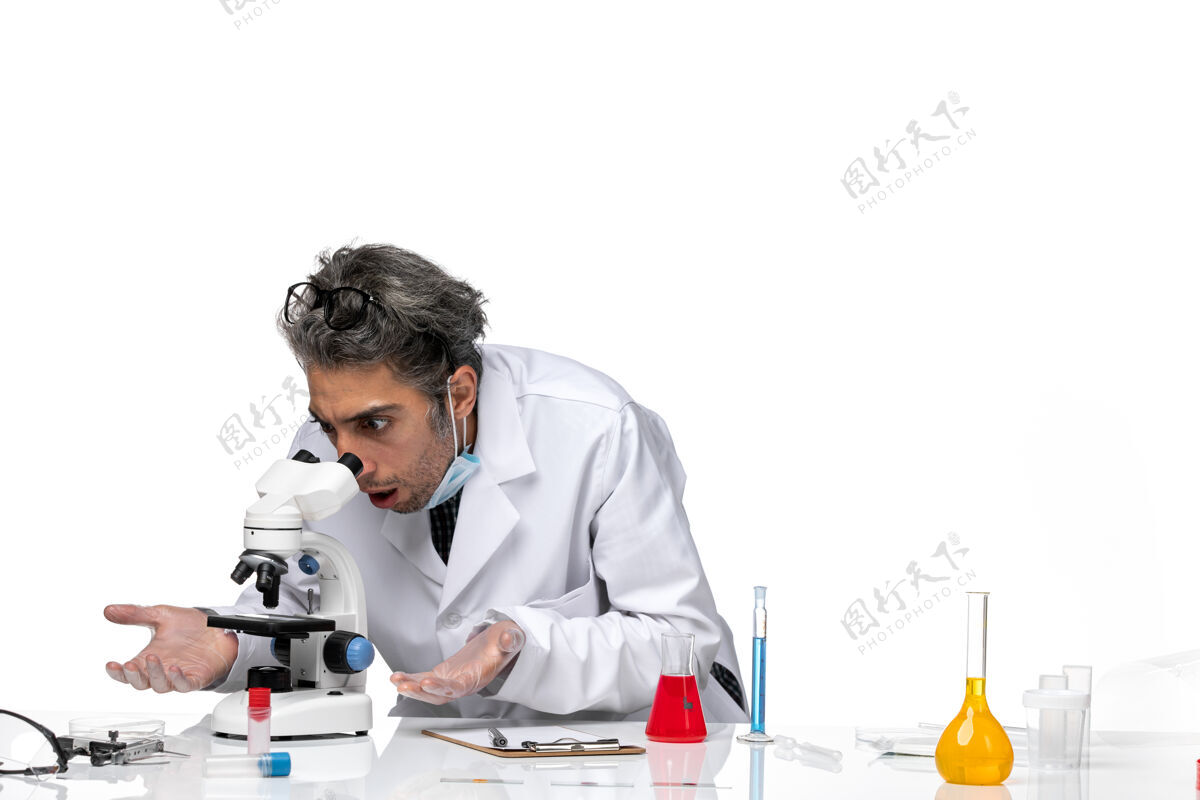 人前视图中年科学家穿着特制的白色西装用显微镜震惊了人正面男性