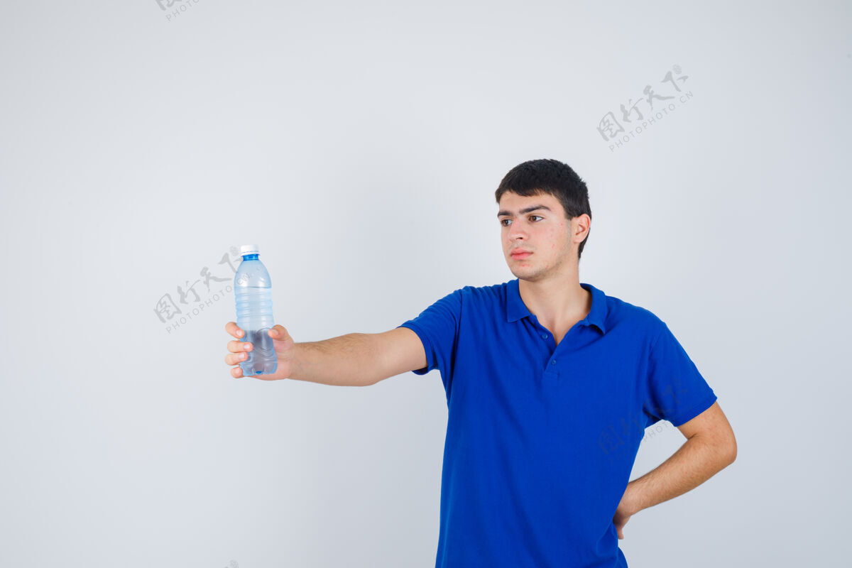 举行一个穿着t恤的年轻人手里拿着塑料瓶 看上去很自信 从正面看去欢乐休闲学校
