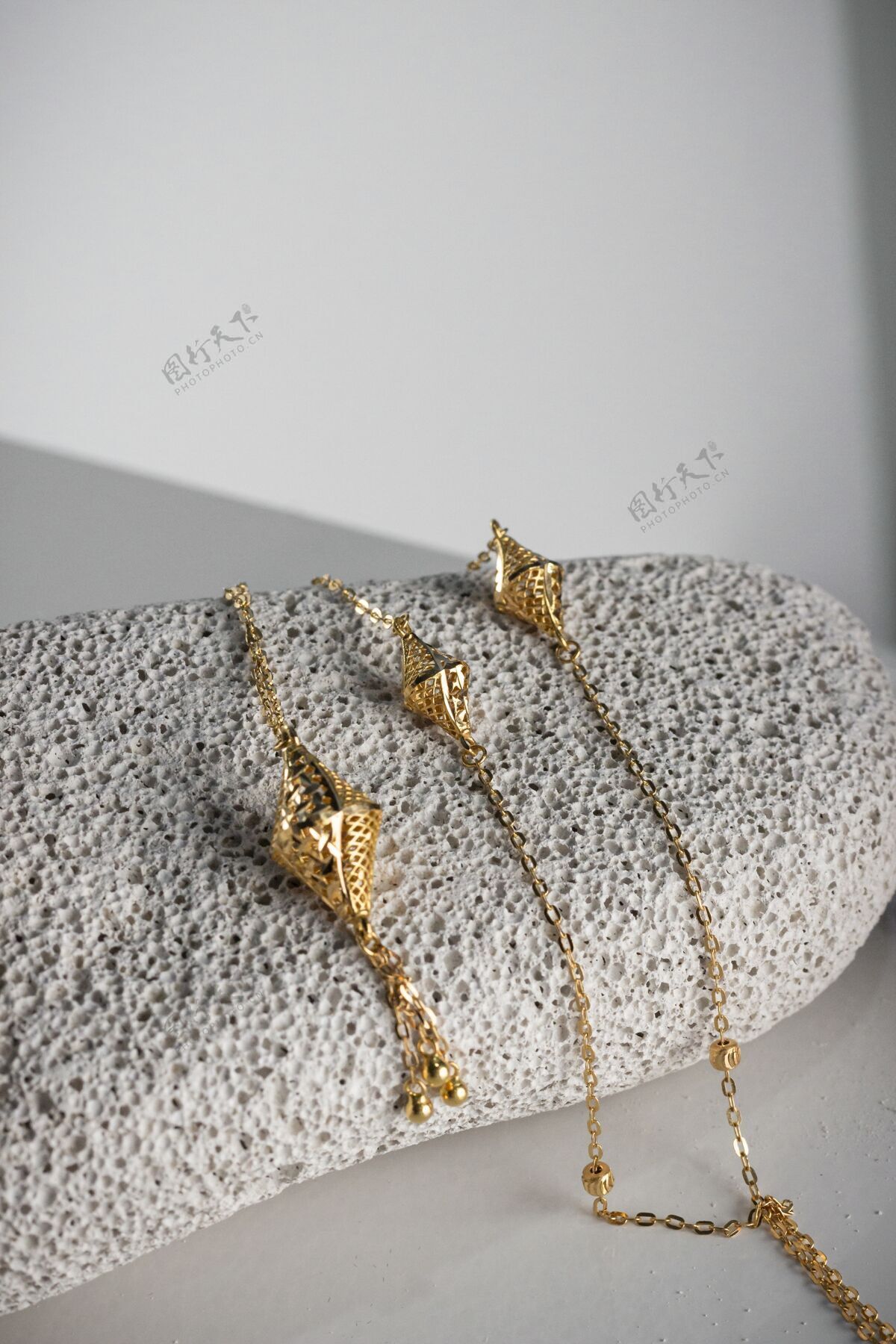 财富特写镜头昂贵的黄金首饰件在商店金属许多项链