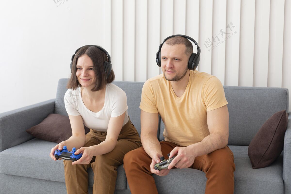 操纵杆男朋友和女朋友玩电子游戏水平享受技术
