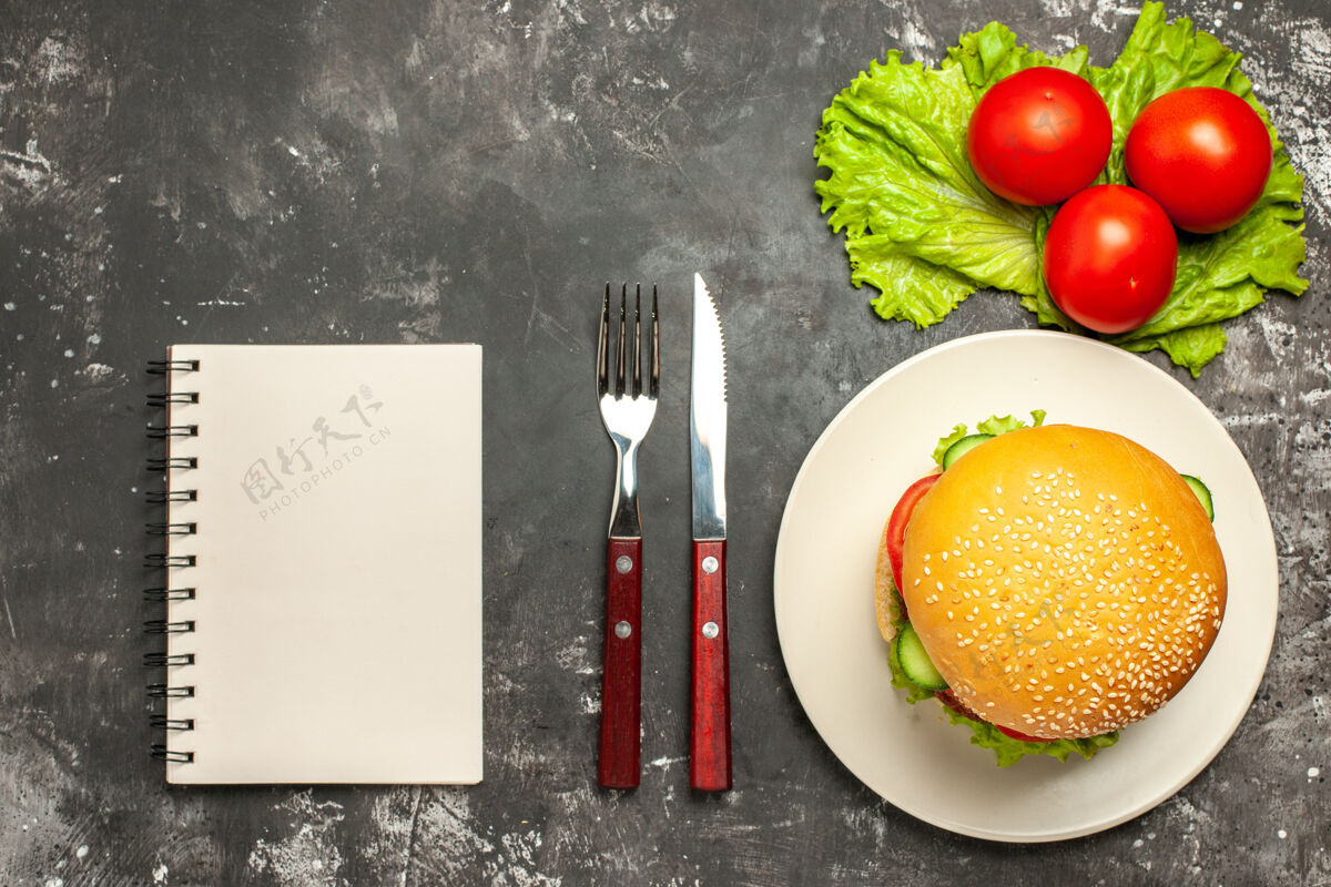 快餐俯视图肉类汉堡和蔬菜沙拉在黑暗的表面面包三明治快餐馒头午餐饮食