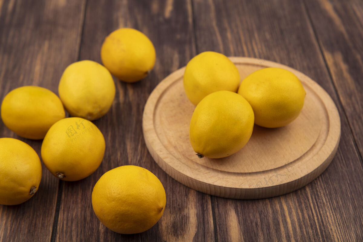 配料新鲜柠檬的顶视图被隔离在木制厨房板上的木制墙壁上板柠檬顶部