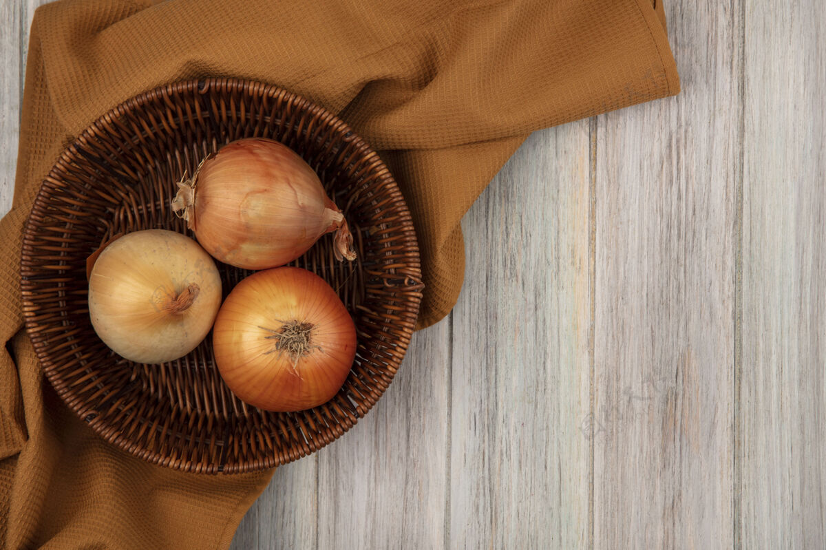 薯条健康洋葱的顶视图在一个桶上的一块布在一个灰色的木墙上复制空间木头食物风景