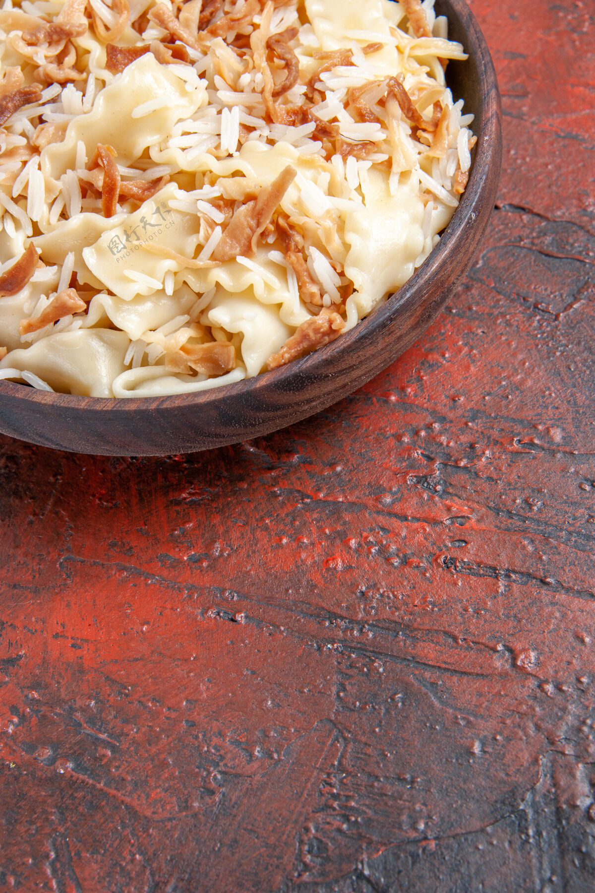 蔬菜正面图切碎的熟面团和米饭放在深色的面团盘面上碗玉米谷类食品